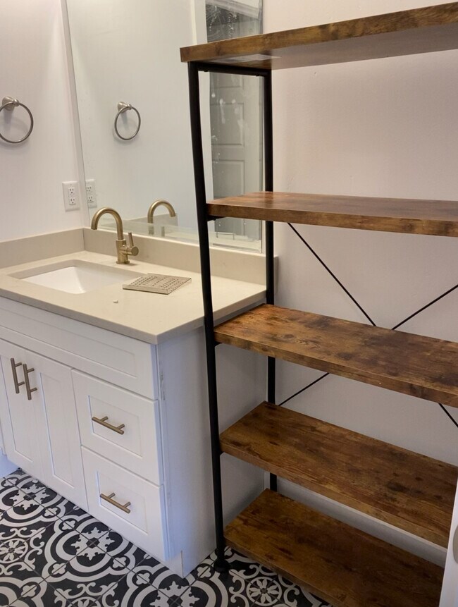 Storage in bathroom - 14987 S Selton Way Unidad Basement Apartment