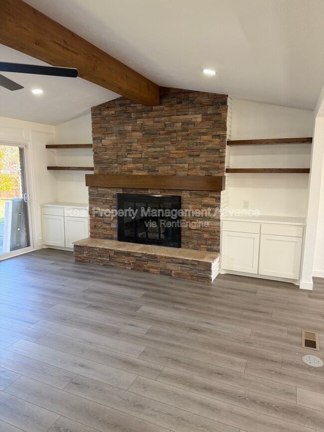 Photo - 905 Bromwich St