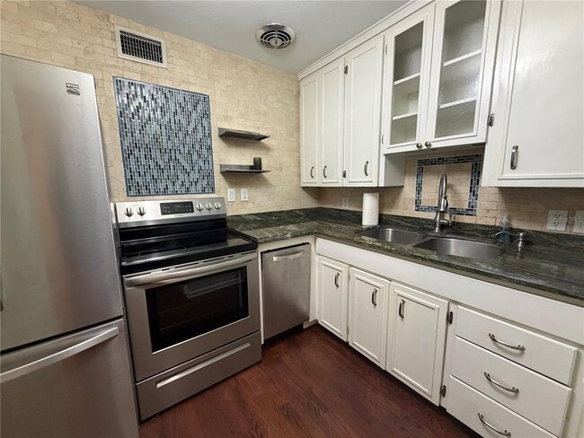 701 SW 28 St