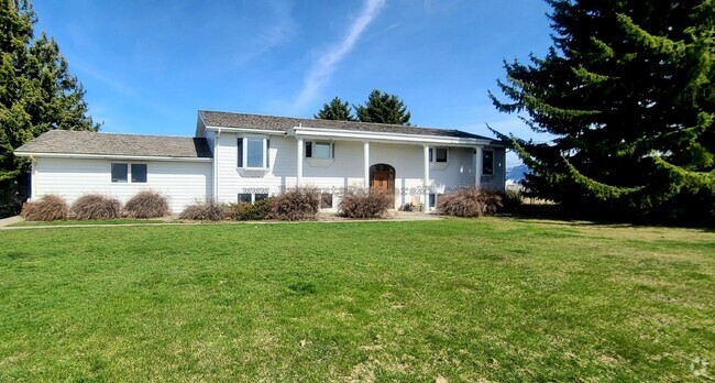 Building Photo - This is a beautiful Farmhouse on 5 Acres.