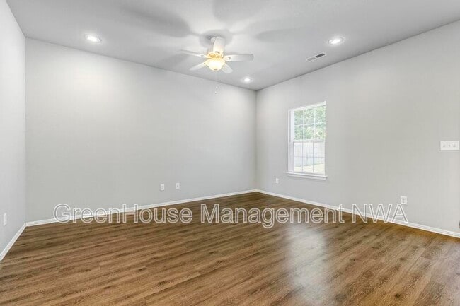 Photo - 818 Baker St NW