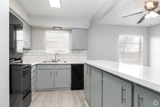 2BR, 2BA - 1115SF - Kitchen