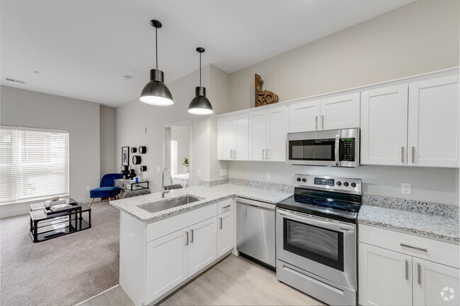 1 BR, 1 BA, 605 SF
