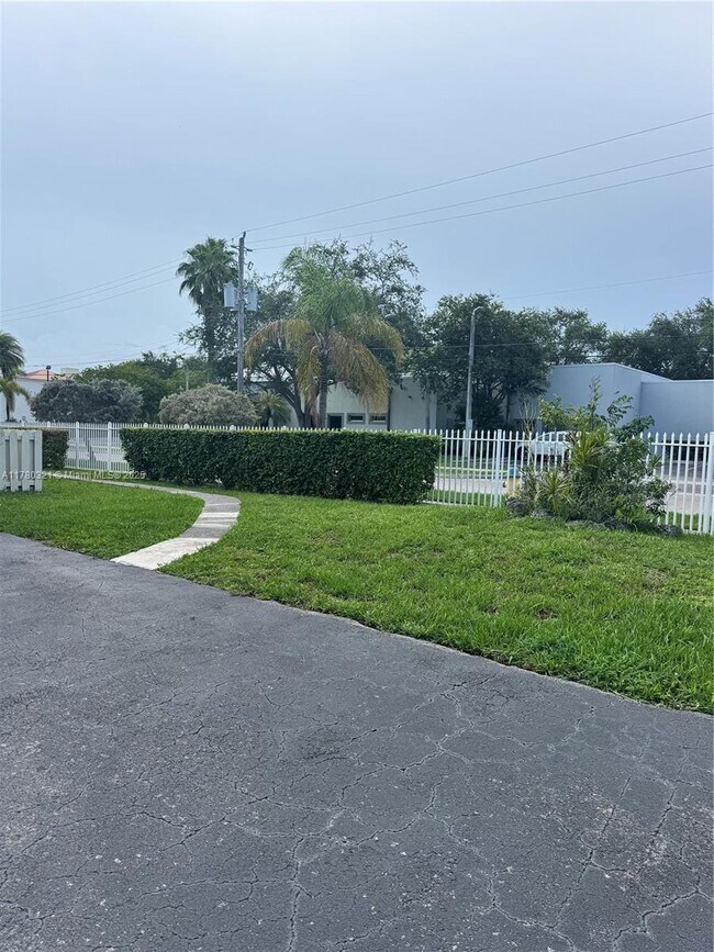 Photo - 2050 NE 140th St