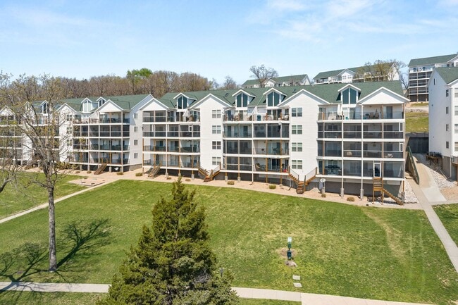 Photo - Lakefront 2 bedroom Condo For Rent