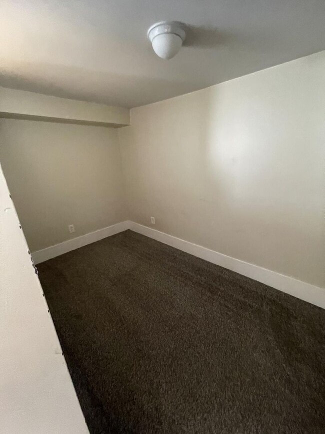 Building Photo - 14-16 Myrtle Ave 1-4 Unit Basement