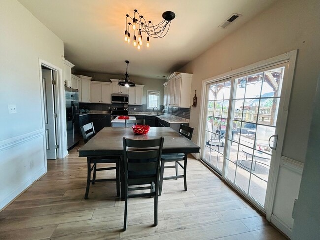 Photo - 3504 Castlefield Ln