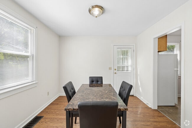 3BR, 1BA - 750SF - Dining Room - Lakeside Vista