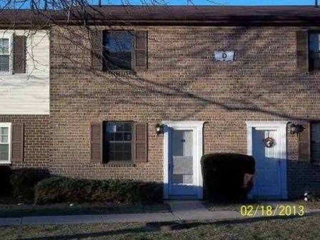 Building Photo - 2 Bedroom Townhome in West York - Coming S...