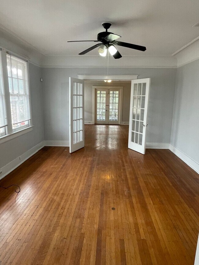 Photo - 1BD/1BA on Broadway St. Shared Laundry on ... Unidad 1724- A