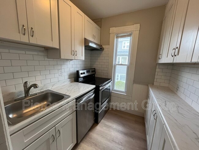 Building Photo - 262 Walnut St Unit 2 Rental