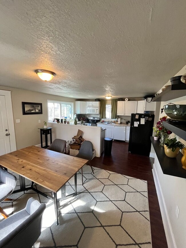 Photo - Stunning 4 Bed Home West of Drake