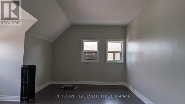Photo - 752 Main St E