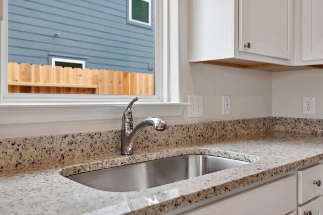 Photo - 332 Kingston Wy