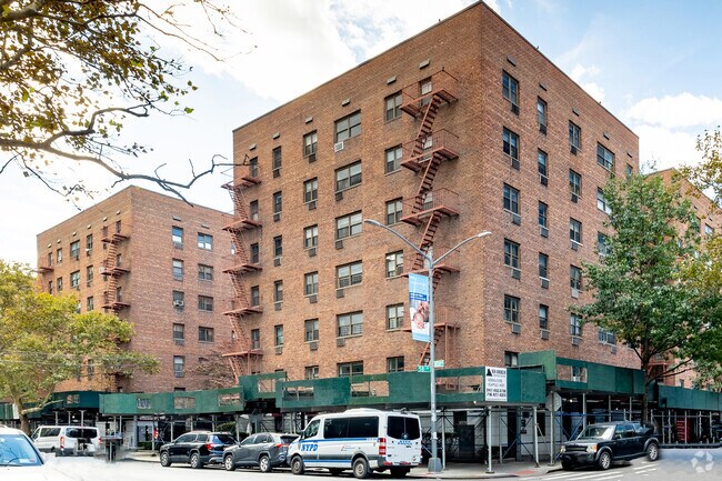 Moderne - Rego Park Gardens - Coop Apartments