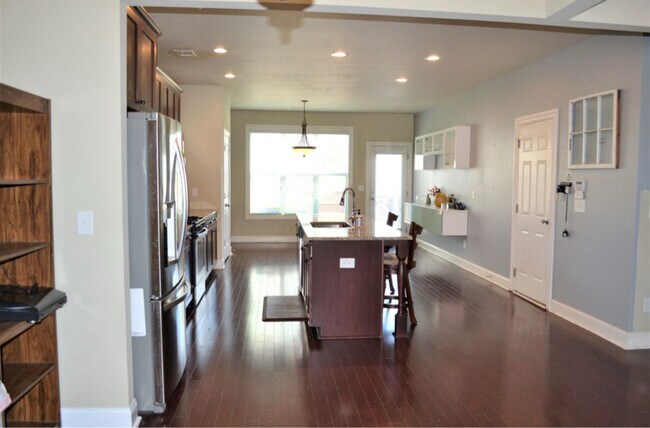 Photo - 967 Wolfe Ln NW