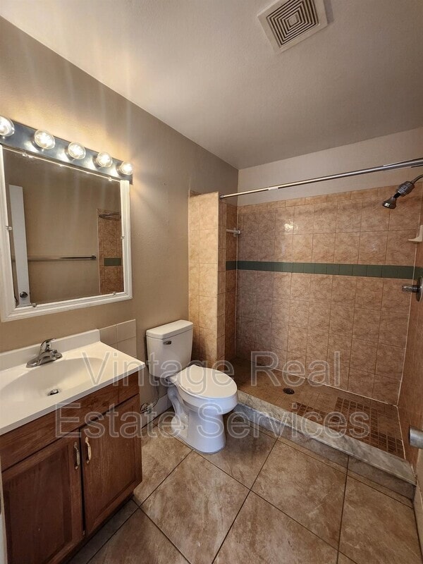 Photo - 905 Old Field Dr