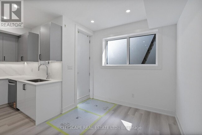 Photo - 587 Oakwood Ave