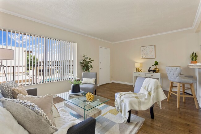 Photo - Holiday West Apartments