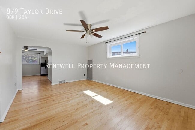 Photo - 879 Taylor Dr