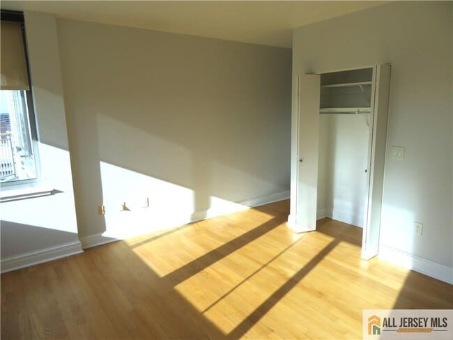 Building Photo - 1 Spring St Unit 1604