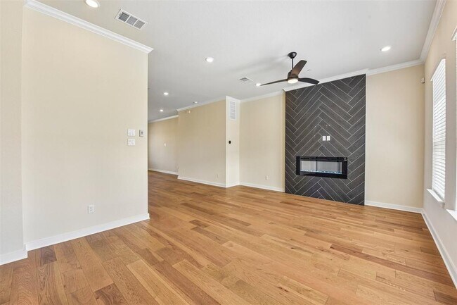 Photo - 245 John Webster St