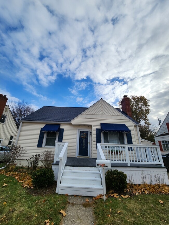 Photo - 301 Hastings St