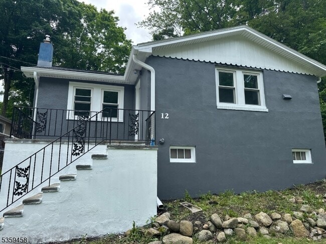 Building Photo - 12 Apple Trail Rental