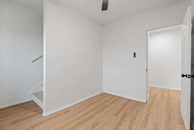 Photo - 2 bed 1 bath - all updated, central air, laundry, great location
