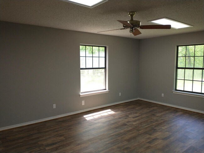 Photo - 606 Hillcrest Cir