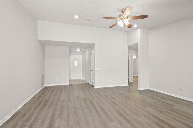 Photo - 18726 Droitwich Dr