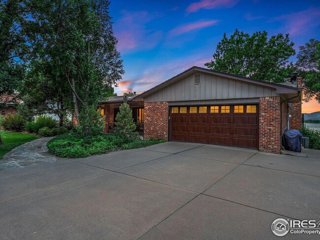 Building Photo - "Spacious 4-Bedroom Waterfront Haven with ... Rental