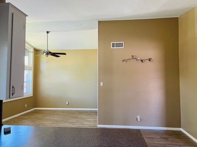 Photo - 4731 Merwin St