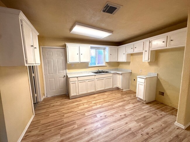 Building Photo - 16900 Wellborne Rd Rental