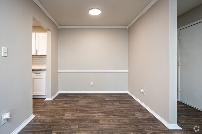 1BR, 1BA - 700SF