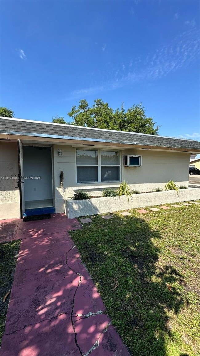 Building Photo - 715 SW 6th St Unit 1-2