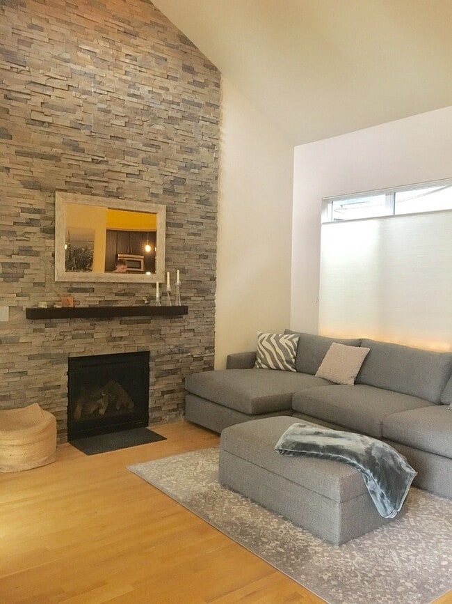 2381 E Hecla Dr
