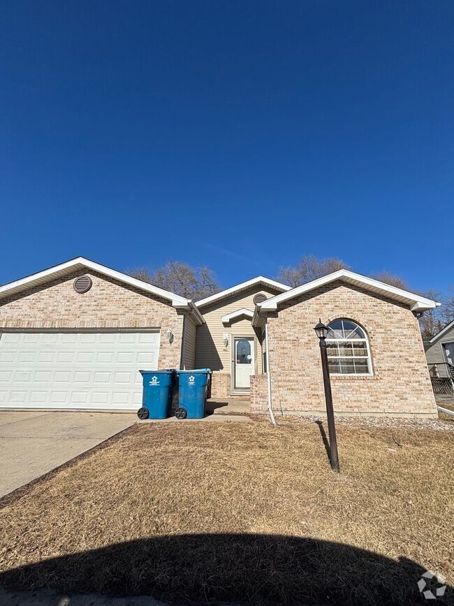 Building Photo - Spacious 3 bedroom home