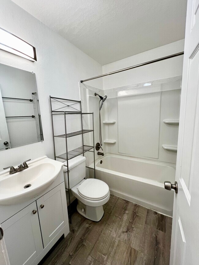 Bathroom - 4324 Thompson Ave Unit 1