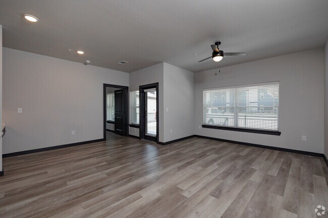 Photo - Smart, Stylish & 1 Month Free! Unidad SWFS2