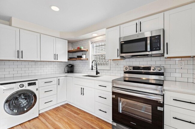 Building Photo - 404 Halladay St