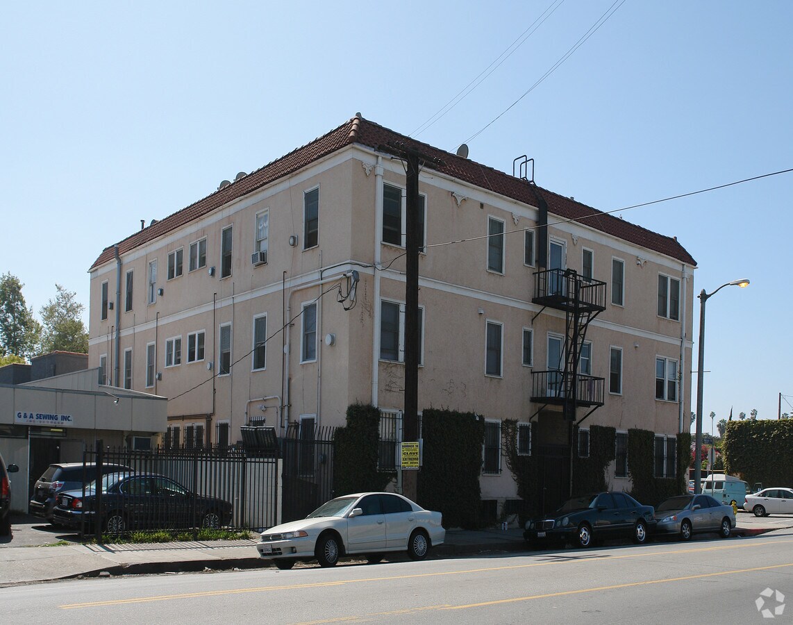 672 N Kenmore Ave - 672 N Kenmore Ave