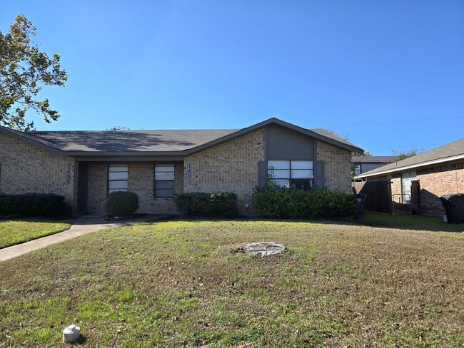 Building Photo - 2/1.5 Chapel Duplex
