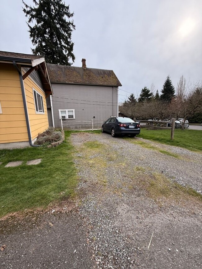 Photo - 3bdrm/2 bath house with a yard, laundry, and parking in Happy Valley!