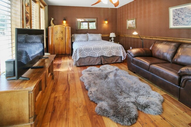 Photo - Safari Suite: Cozy, Downtown Jacksonville, First Floor $300 Utility Fee