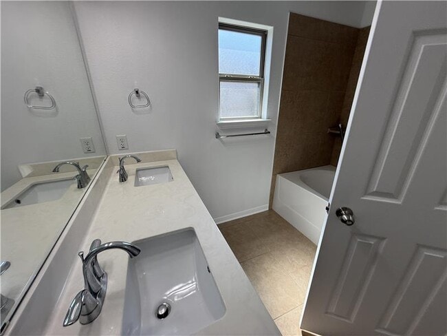 Photo - 531 Parkfield Ln