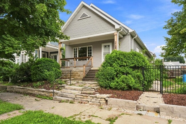 2138 N Buffum St