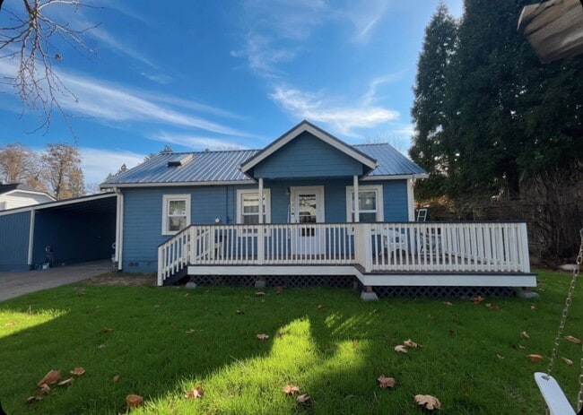Building Photo - Three bedroom cottage on large lot | Available July