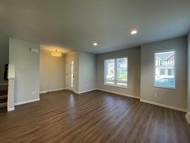 Photo - 2555 Spark St