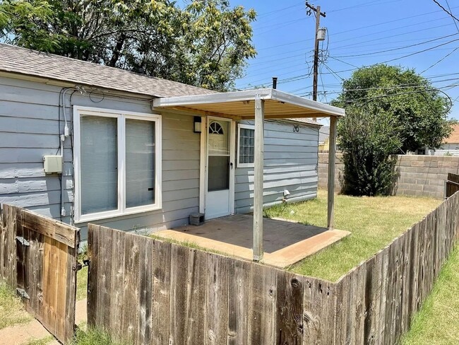 Building Photo - 2216 30th St Unit Rear